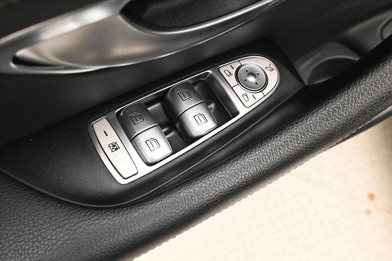 Mercedes-Benz Třídy E 2,0 220D 147kW 9G-TRONIC Záruk - fotka 24 z 30