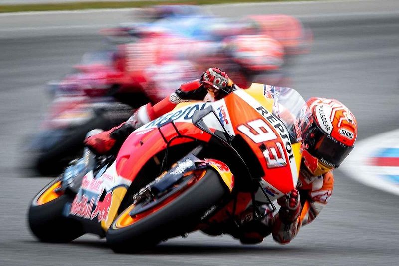 Motocyklová legenda Valentino Rossi při závodě na Masarykově okruhu v roce 2019.