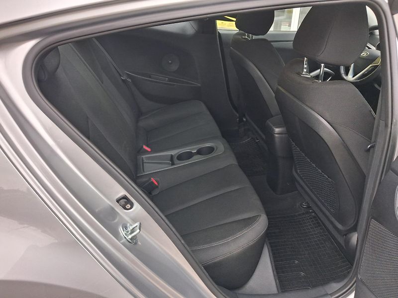 Hyundai Veloster (2011) 1,6GDi SERVISKA GARANCE 2xKOLA - fotka 17 z 43