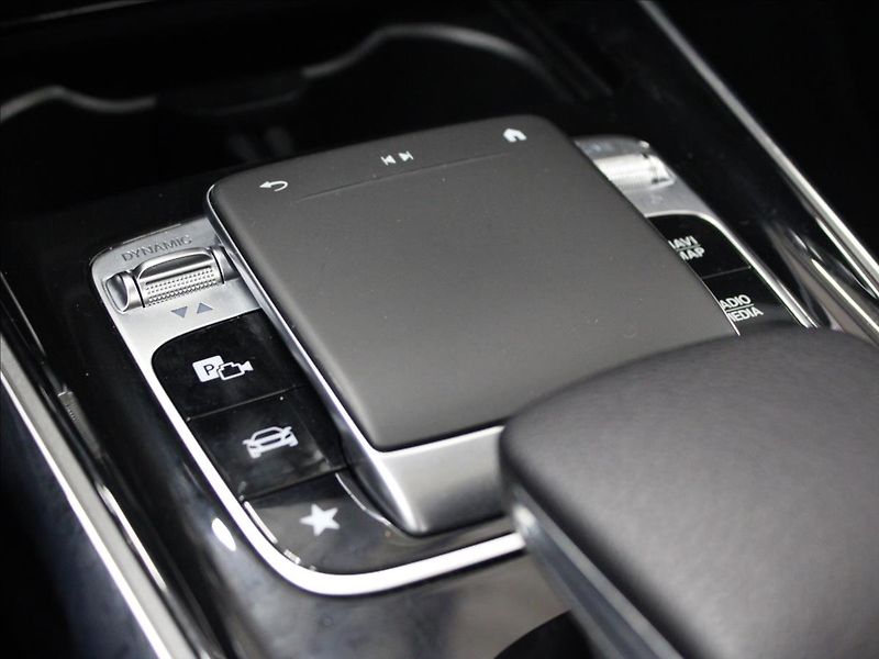 Mercedes-Benz GLB 2,0 250 4Matic AMG Line - fotka 27 z 39