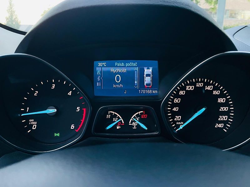 Ford Kuga 2.0TDCi 4x4 MAN TAŽNÉ 1MAJITEL - fotka 43 z 47