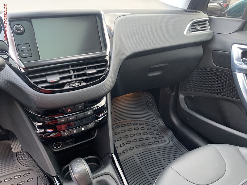 Peugeot 2008 (2016) 1.6 HDi, 1.maj,ČR, Allure - fotka 14 z 18