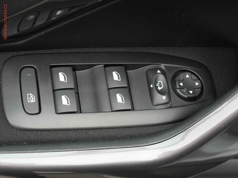 Peugeot 2008 (2018) 1.2PT, AC, park.asist - fotka 11 z 21