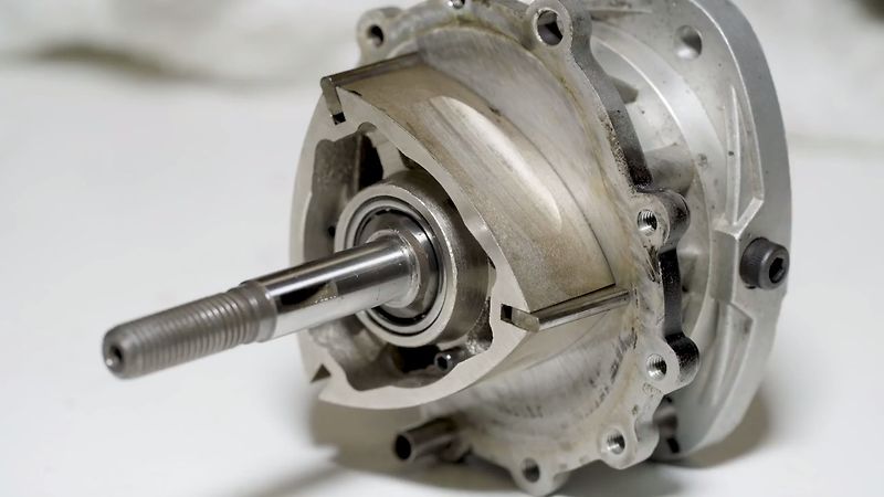 Wankelův motor s průhlednou boční stěnou.