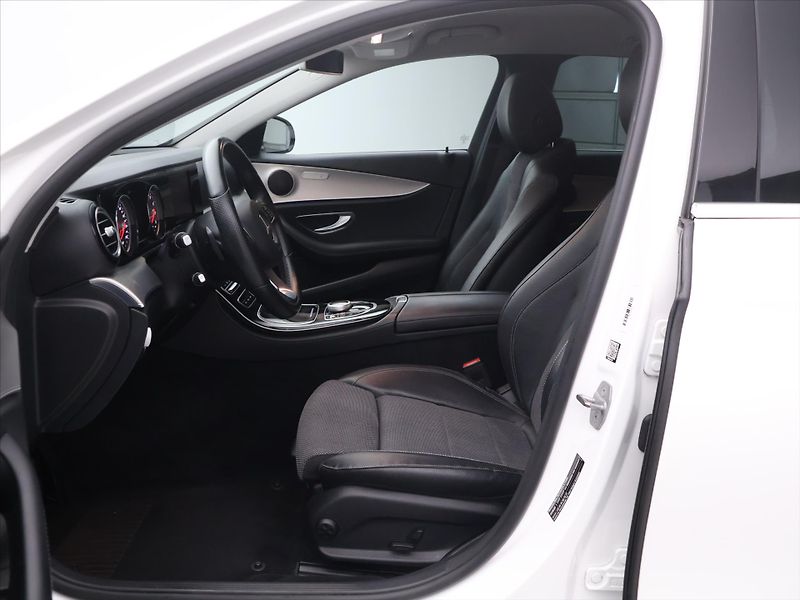 Mercedes-Benz Třídy E 2,0 200 135kW 4Matic Avantgard - fotka 11 z 27