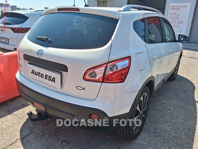 Nissan Qashqai (2011) 1.6i, AC, tempomat - fotka 2 z 3