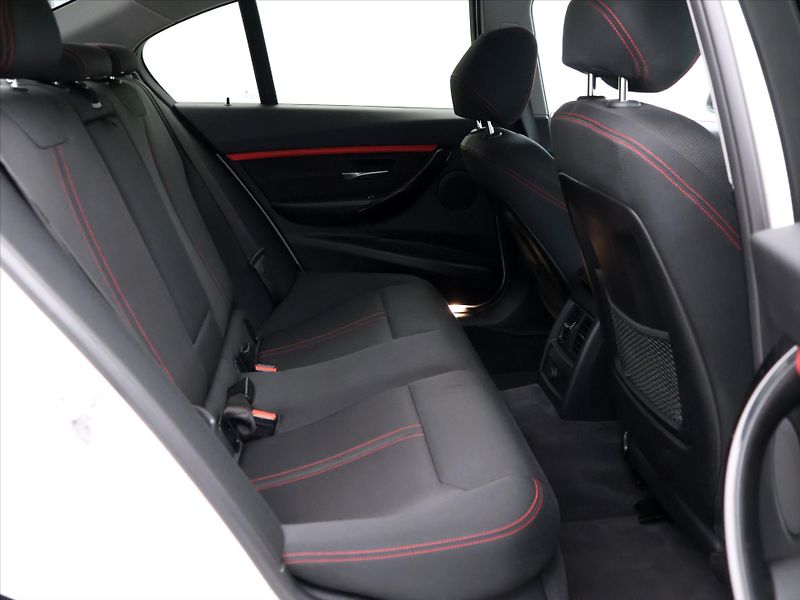 BMW Řada 3 2,0 320i 135kW CZ xDrive Sport - fotka 13 z 38