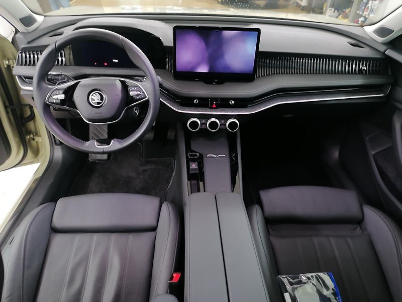 Škoda Superb 2,0 TDI AUT SELECTION 1.MAJ.ČR - fotka 11 z 18