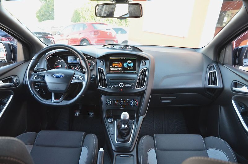 Ford Focus (2015) ST 2.0 184kW RECARO - fotka 21 z 39