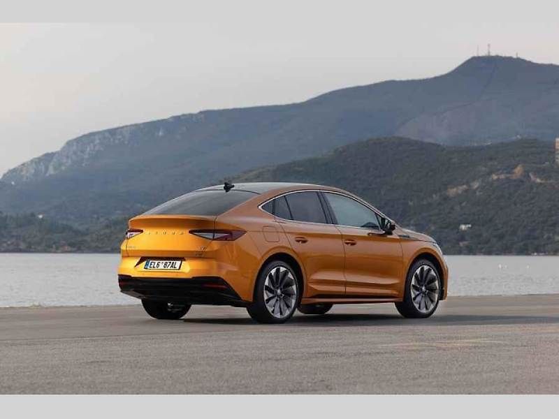 Plně elektrické SUV Škoda Enyaq Coupé iV (na snímku) se představilo v roce 2022 a vzbudilo u zákazníků velký zájem. Automobilka zrychluje svoji elektrickou ofenzivu: do roku 2026 představí tři zcela nové elektrické modely a další budou následovat.