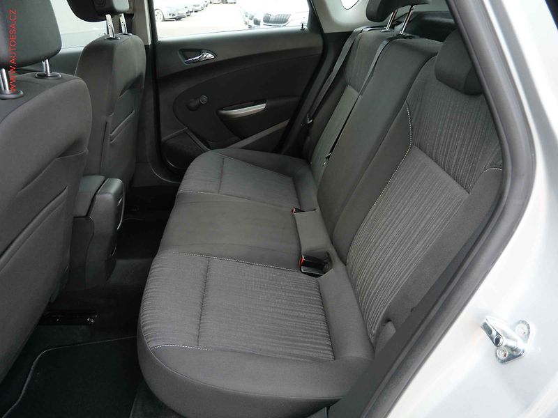 Opel Astra (2011) 1.4 i, AC, výhřev sed - fotka 10 z 19