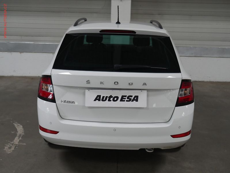 Škoda Fabia (2022) 1.0 TSi, ČR, Ambition, zámek - fotka 5 z 19