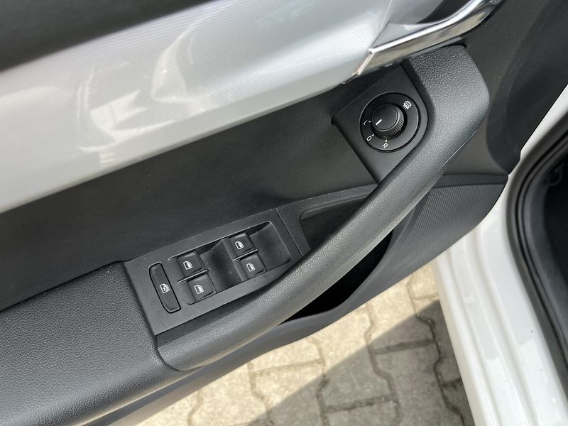 Škoda Octavia Combi 1.6 TDI Ambition - fotka 19 z 31