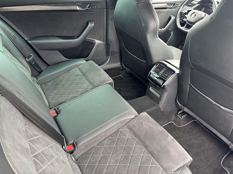 Škoda Superb (2023) Combi 2.0 TDI DSG Sportline - fotka 10 z 33