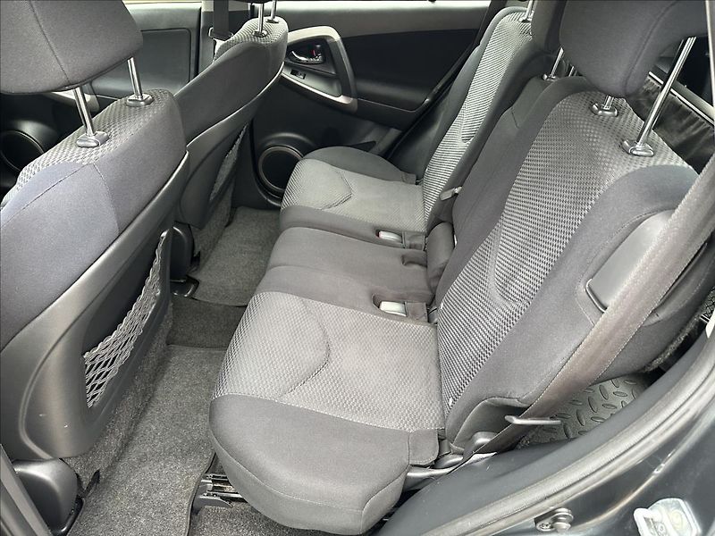 Toyota RAV4 2,2 D-4D BEZ KOROZE PO SERVISE - fotka 13 z 21