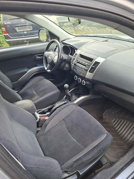 Mitsubishi Outlander (2008) 2.0 DI D 4X4 TZ - fotka 8 z 14