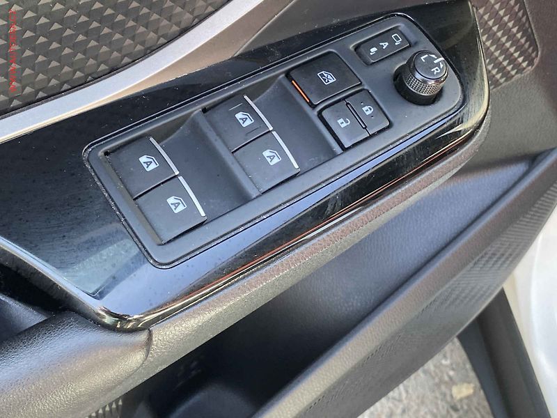 Toyota C-HR (2018) 1.8HSD, ČR, AT, LED, kamera - fotka 11 z 18