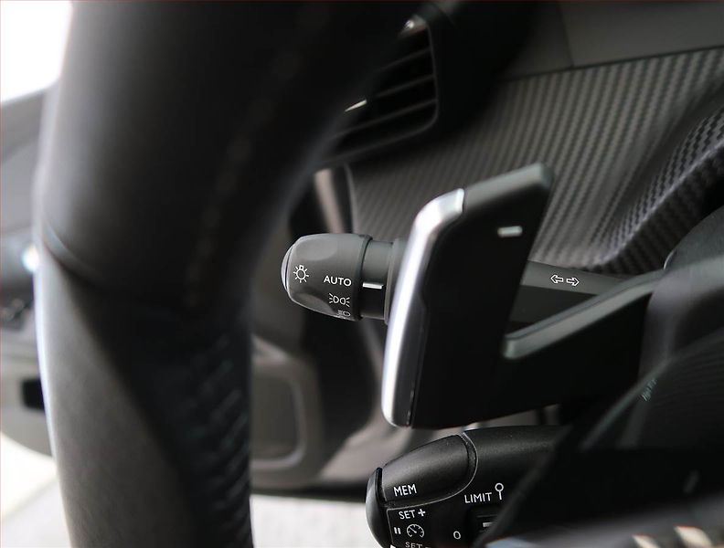Peugeot 2008 (2022) Allure 1.2 PureTech, Automat - fotka 24 z 25