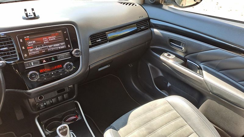 Mitsubishi Outlander 2.4 PHEV 4WD Business - fotka 16 z 28