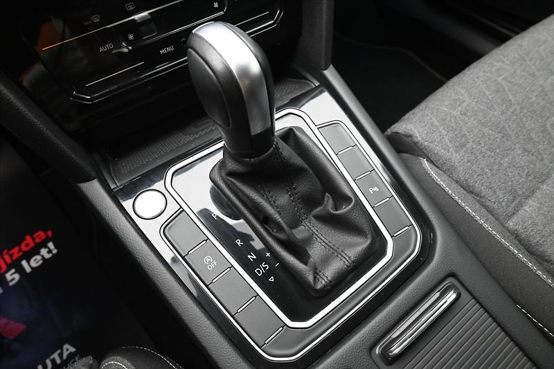 Volkswagen Passat 2,0 TDI 110kW DSG Business Zár - fotka 23 z 33