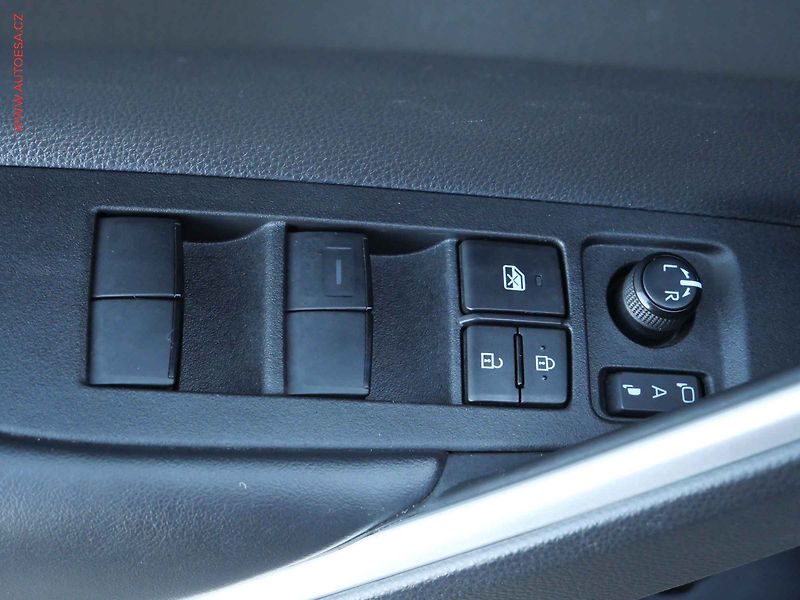 Toyota Corolla Cross (2022) 2.0 Hybrid, Premiere - fotka 11 z 26