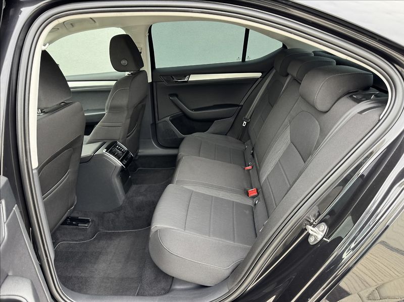 Škoda Superb 1,6 TDI Navi TZ park. kamera - fotka 19 z 50