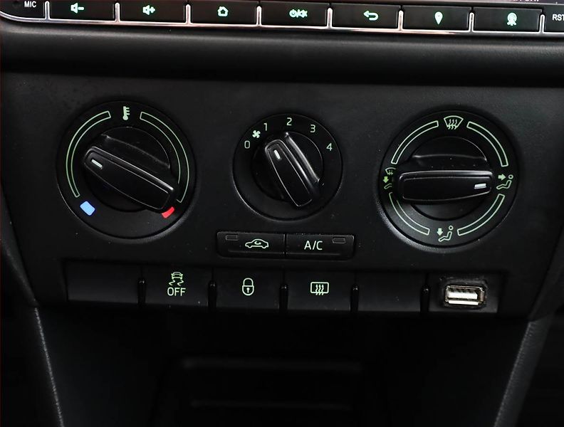 Škoda Rapid (2014) Spaceback 1.2 TSI, Serv.kniha - fotka 11 z 17