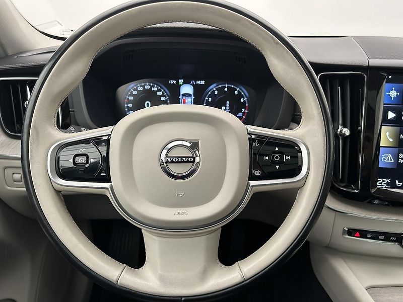 Volvo XC60 2.0 B5 4x4 Inscription - fotka 17 z 38