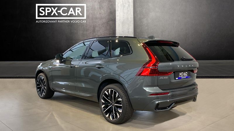 Volvo XC60 (2026) ULTRA DARK, B5 AWD, 184+10 kW - fotka 4 z 12