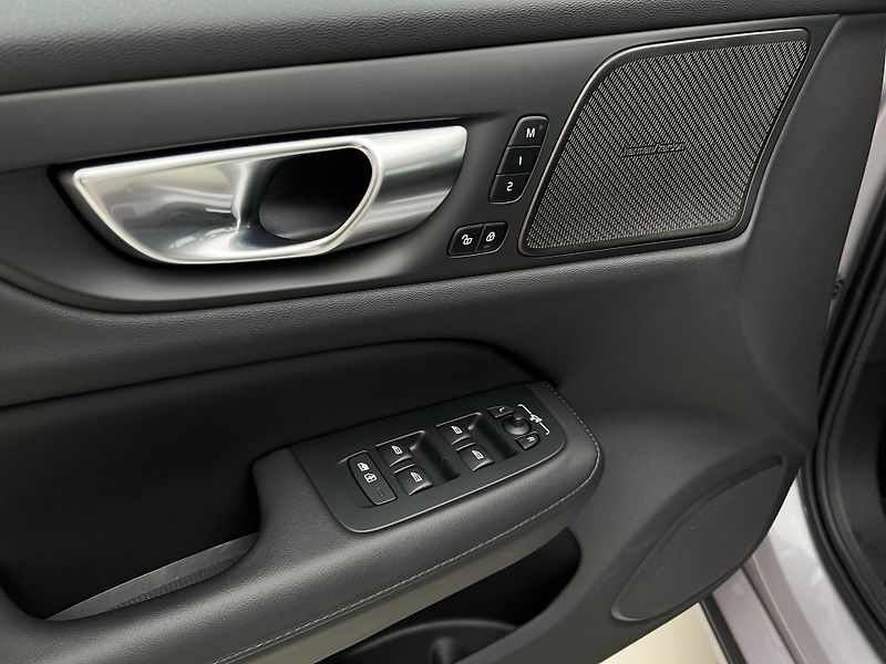 Volvo V60 B4 DARK PLUS 1. maj. - fotka 40 z 41