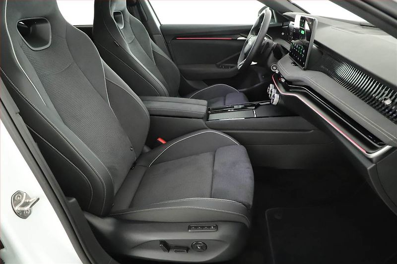 Škoda Superb (2025) 2.0 TDI, SPORTLINE, KAMERA - fotka 7 z 20