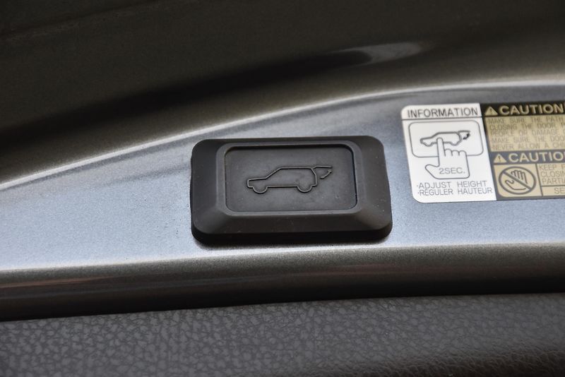 Toyota RAV4 2.2 D4-D AWD,XENONY,KAMERA,ČR - fotka 43 z 49