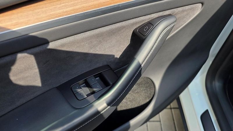 Tesla Model Y (2023) Long Range AWD DE SoH 90.2% - fotka 18 z 39