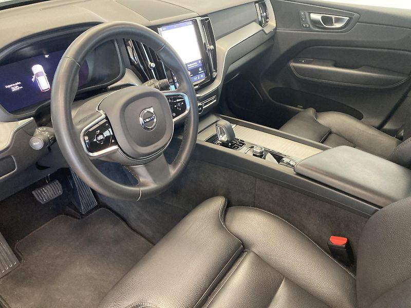 Volvo XC60 B4 AWD PLUS DARK AT8, ČR - fotka 17 z 26