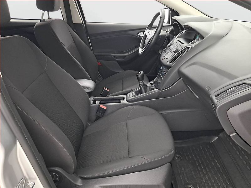 Ford Focus (2018) 1.6 i, Vyhř. sedaček - fotka 9 z 17