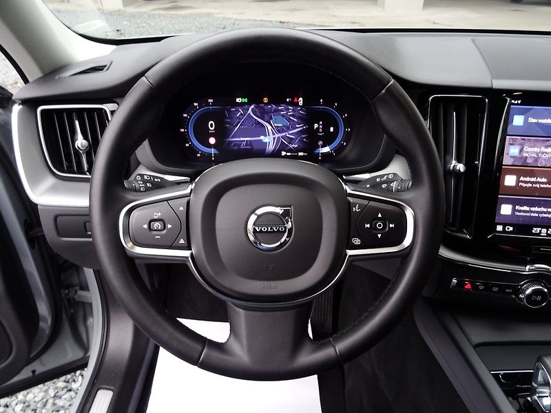 Volvo XC60 B4 145kW AWD LED Mild-Hybrid - fotka 14 z 33