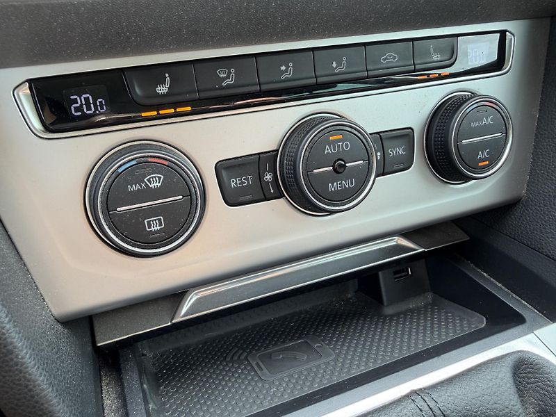 Volkswagen Passat 2.0 TDI MASÁŽ NAVIGACE TAŽNÉ - fotka 26 z 40