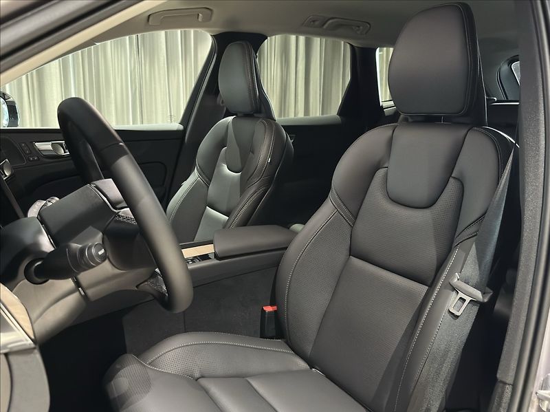 Volvo XC60 (2026) 2,0 B5  Plus Dark - fotka 13 z 30