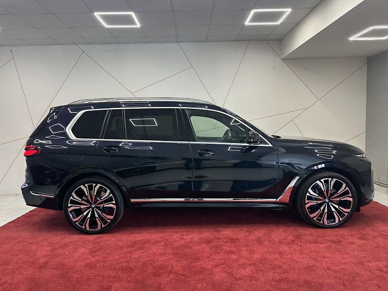 BMW X7 (2023) M60i INDIVID*CZ*DPH*TOP VÝBAVA - fotka 5 z 24