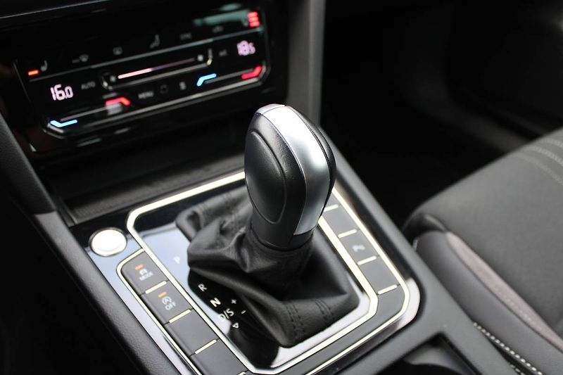 Volkswagen Passat (2022) 2.0 TDI DSG 147kW WEBASTO - fotka 34 z 35