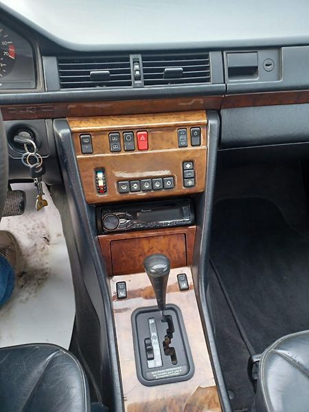 Mercedes-Benz 124 (1990) Coupé  - fotka 13 z 16