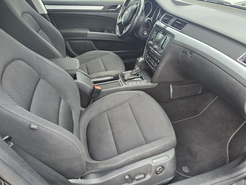 Škoda Superb 2.0 TDI DSG TZ Led - fotka 14 z 14