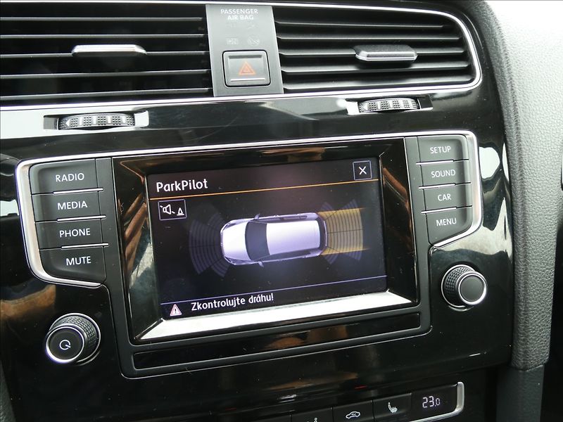 Volkswagen Golf 1,4 TSi 103kW DSG,webasto,xeno - fotka 33 z 50