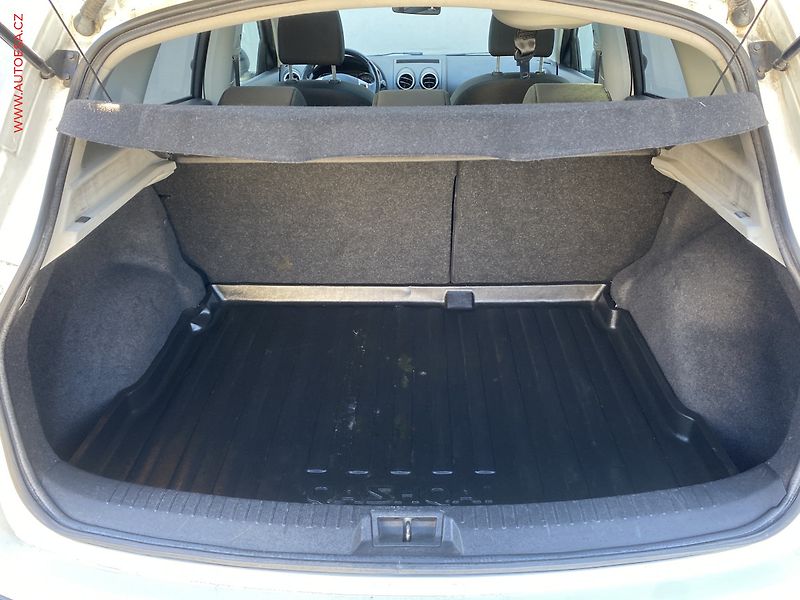 Nissan Qashqai (2012) 1.6dCi 4x4, 2.maj,ČR, AC, TZ - fotka 7 z 19