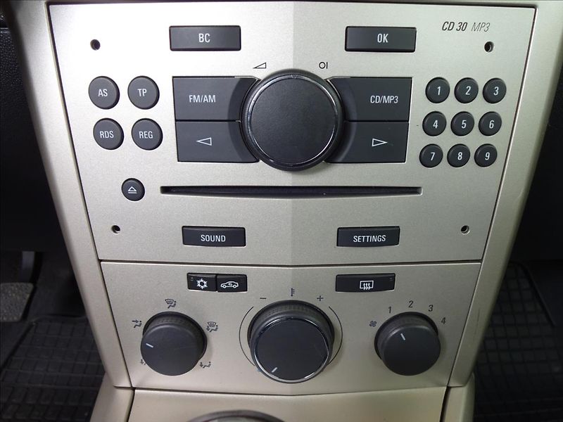 Opel Astra 1,6i 85kW - fotka 33 z 41