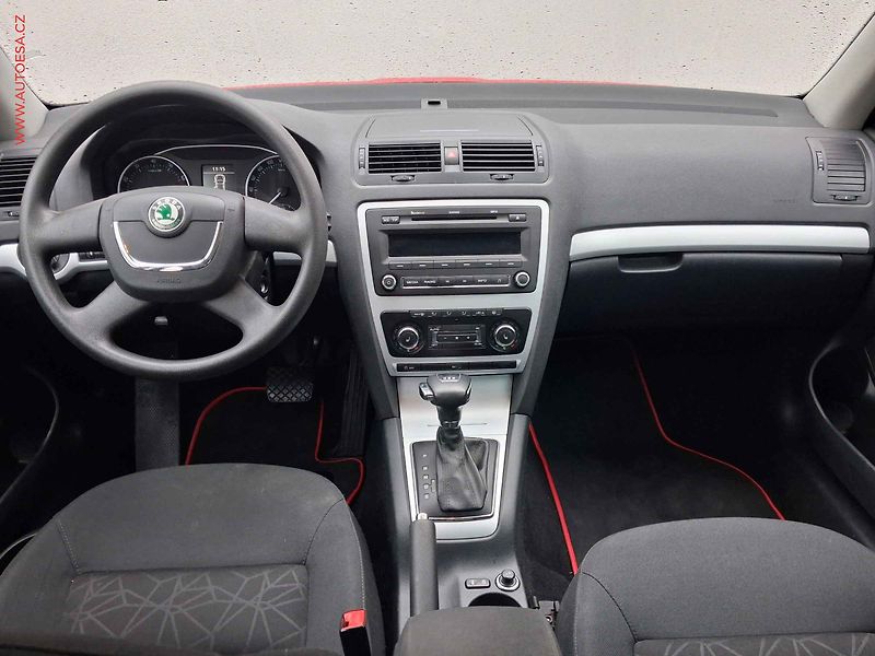 Škoda Octavia (2011) 1.4 TSi, Family, DSG, xenon - fotka 8 z 17