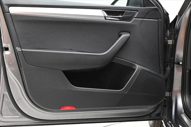 Škoda Superb 2,0 TDI 110kW DSG NAVIGACE Zár - fotka 24 z 30
