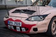 Netradičně vypadající auto pořadatelů akce Gumbalkan, 2. března 2023, Ostrava.