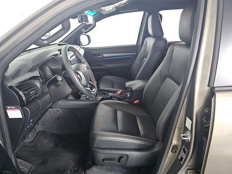 Toyota Hilux (2025) 2.8 D-4D 204k 6AT INVINCIBLE H - fotka 6 z 29