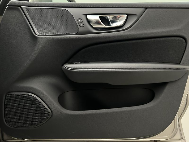 Volvo V60 D3 MOMENTUM PRO AUT - fotka 41 z 41